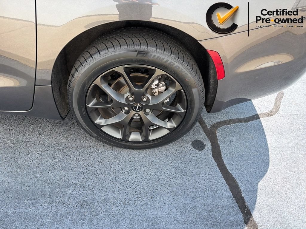 Certified 2023 Chrysler Pacifica Limited w/ Uconnect Theater Family Group AWD/4WD image 18