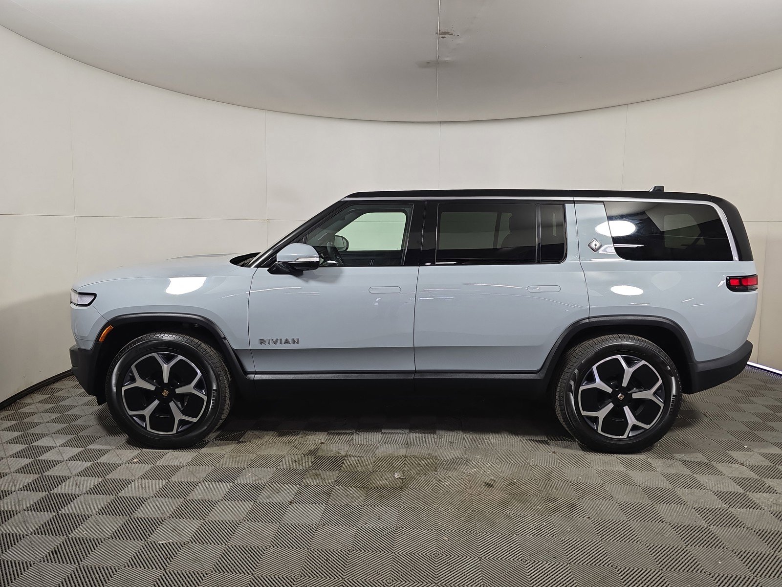 Used 2024 Rivian R1S Adventure AWD/4WD image 2
