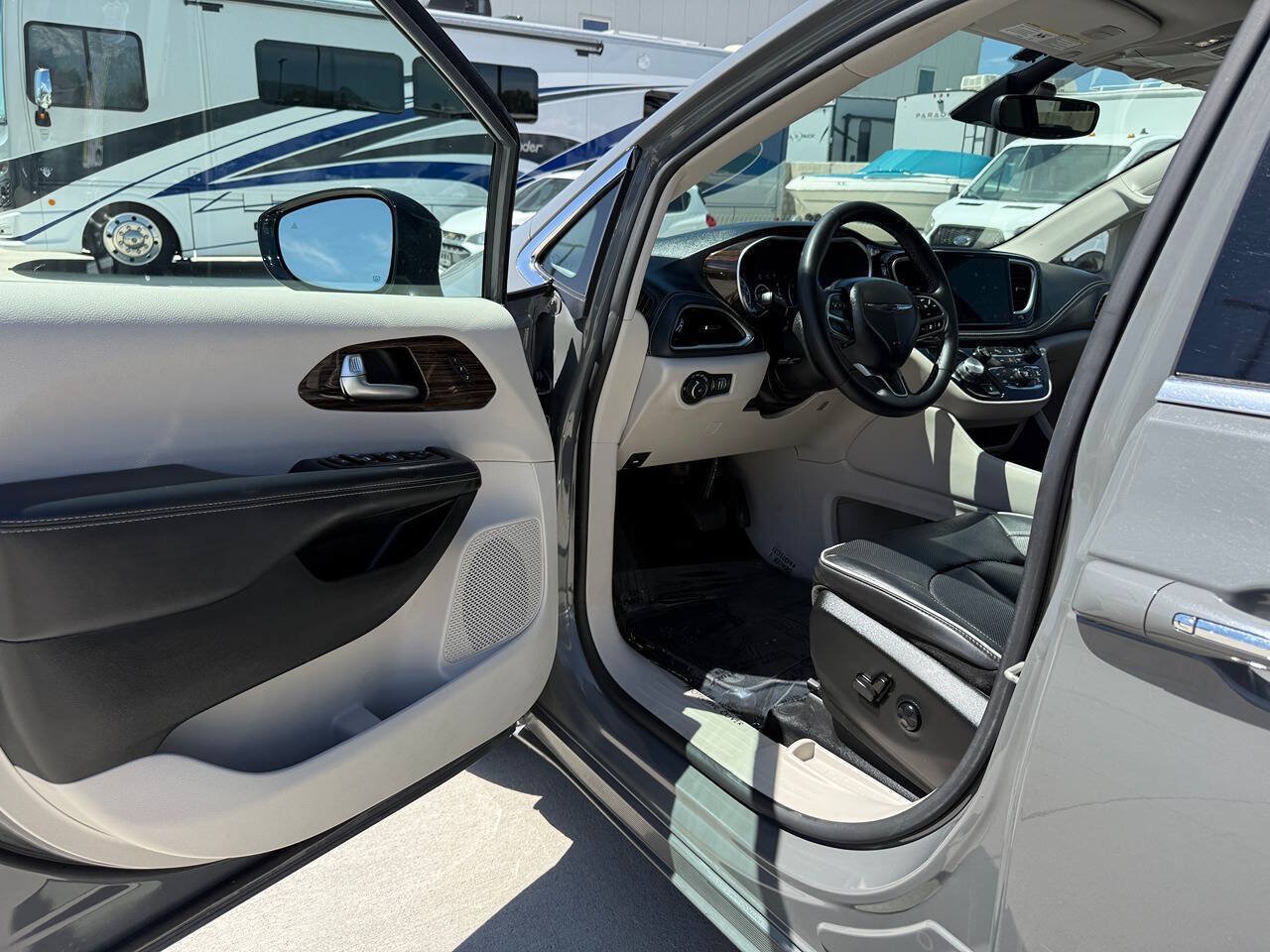 Used 2023 Chrysler Pacifica Limited FWD image 16
