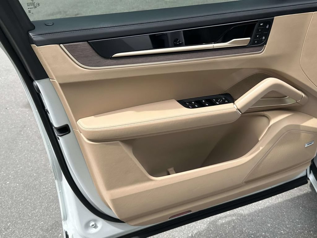 Certified 2025 Porsche Cayenne S AWD/4WD image 17