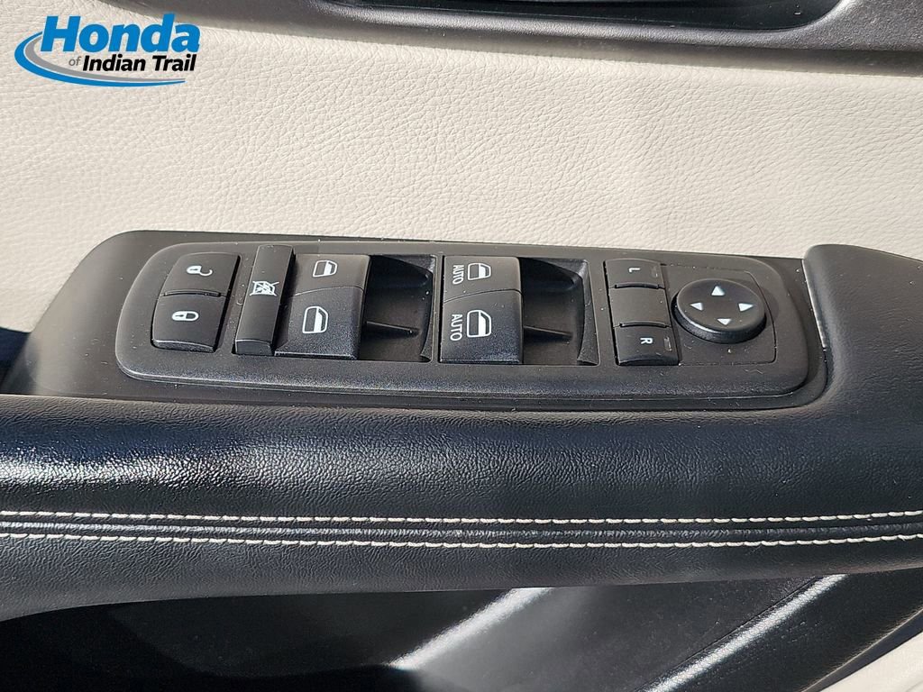 Used 2021 Chrysler Pacifica Touring-L image 30