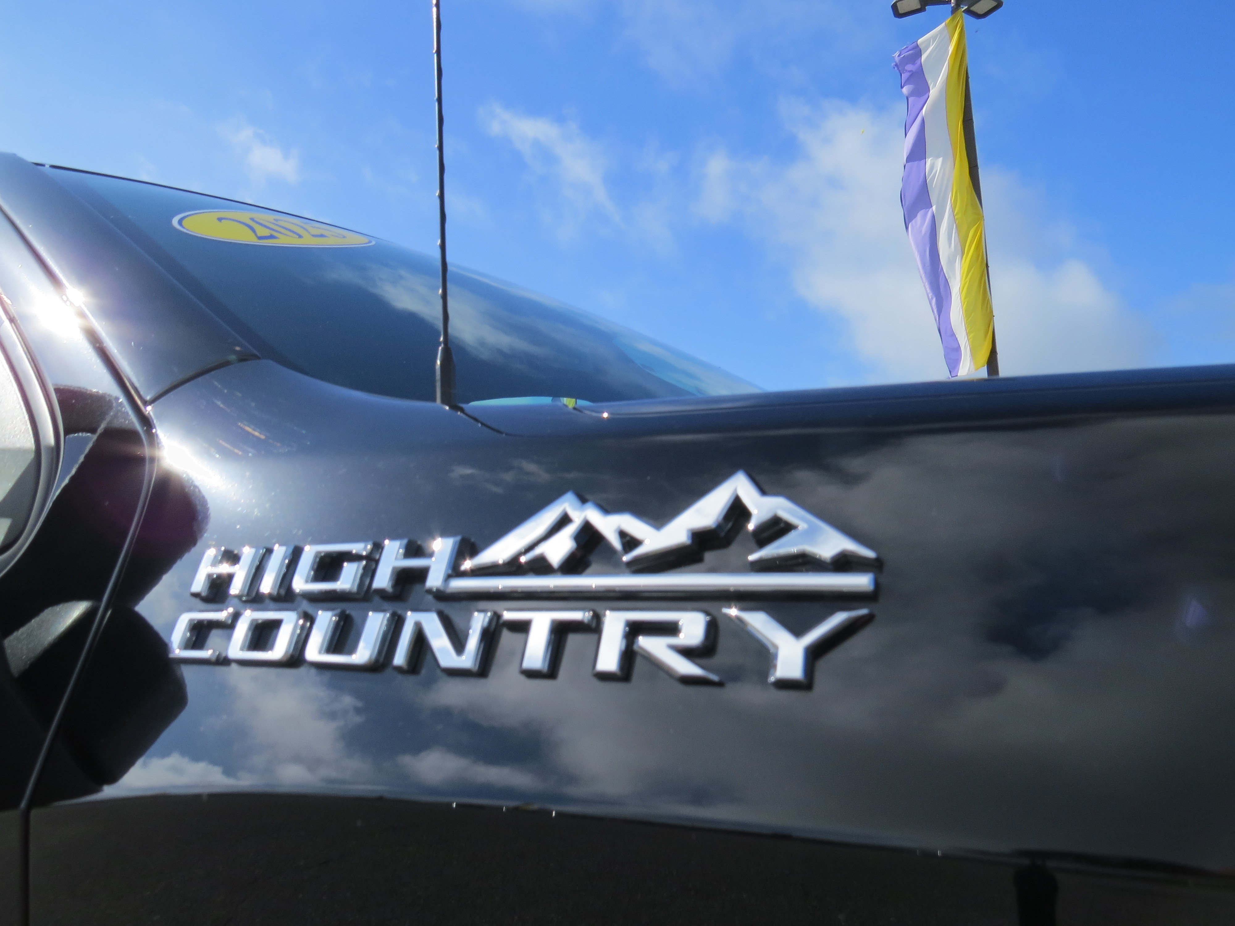Used 2025 Chevrolet Silverado 1500 High Country w/ High Country Premium Package AWD/4WD image 9