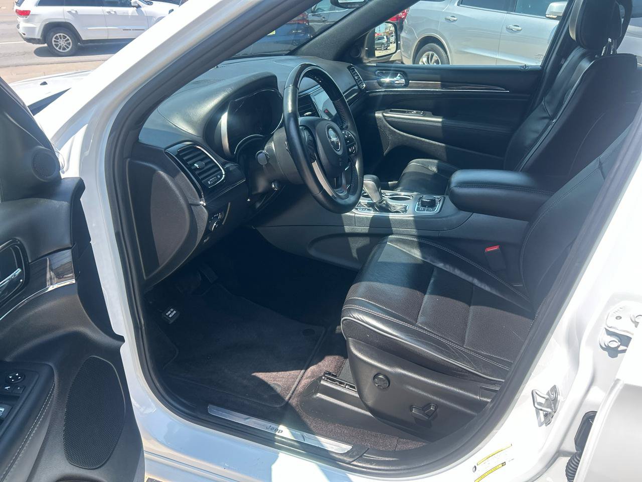 Used 2019 Jeep Grand Cherokee Overland AWD/4WD image 10