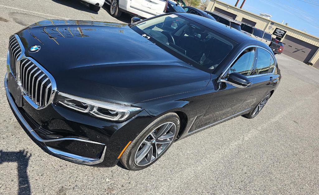 Used 2022 BMW 750i xDrive w/ Executive Package AWD/4WD image 2