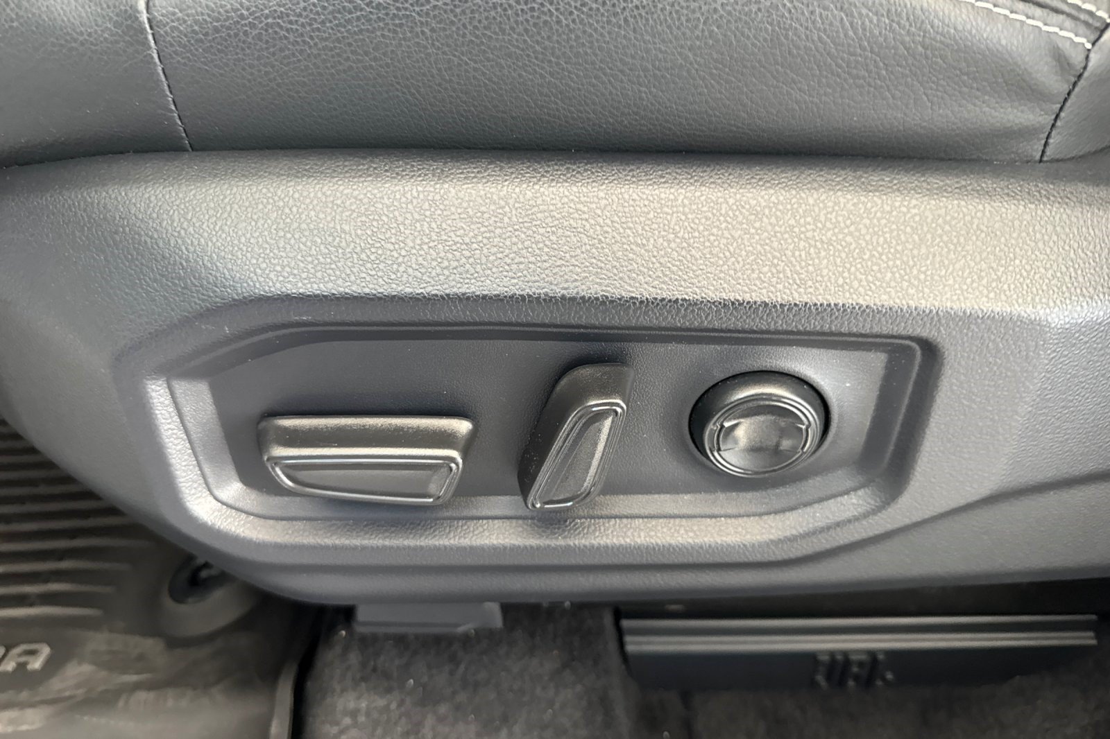 Used 2026 Toyota Tundra Limited AWD/4WD image 14