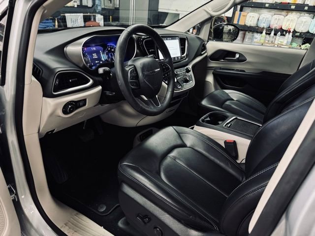 Certified 2024 Chrysler Pacifica Touring-L image 18