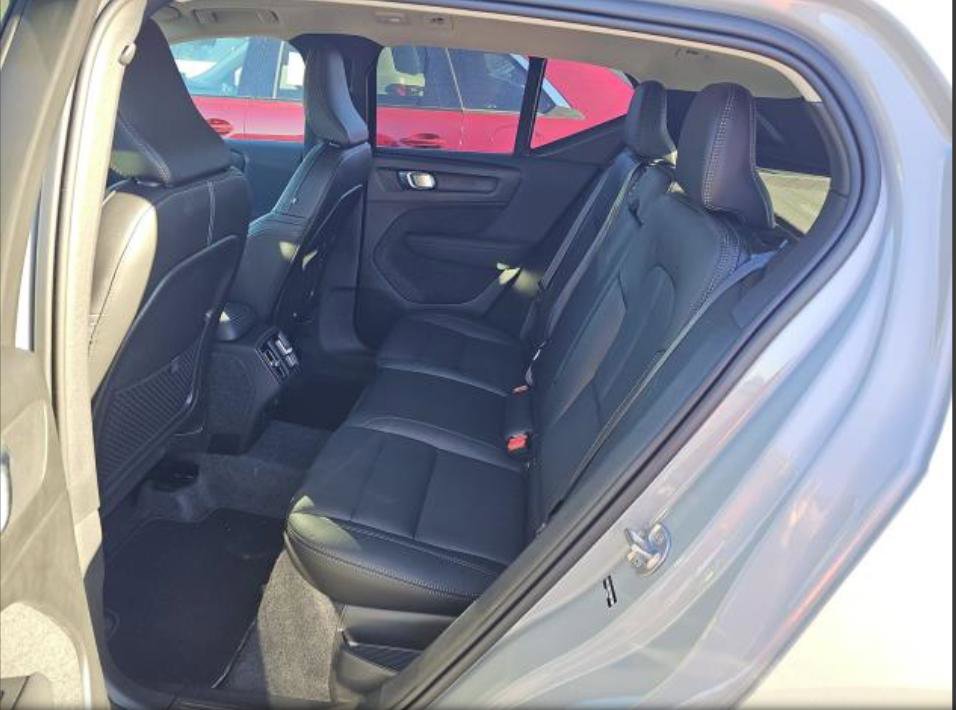 Used 2025 Volvo XC40 B5 Plus image 23