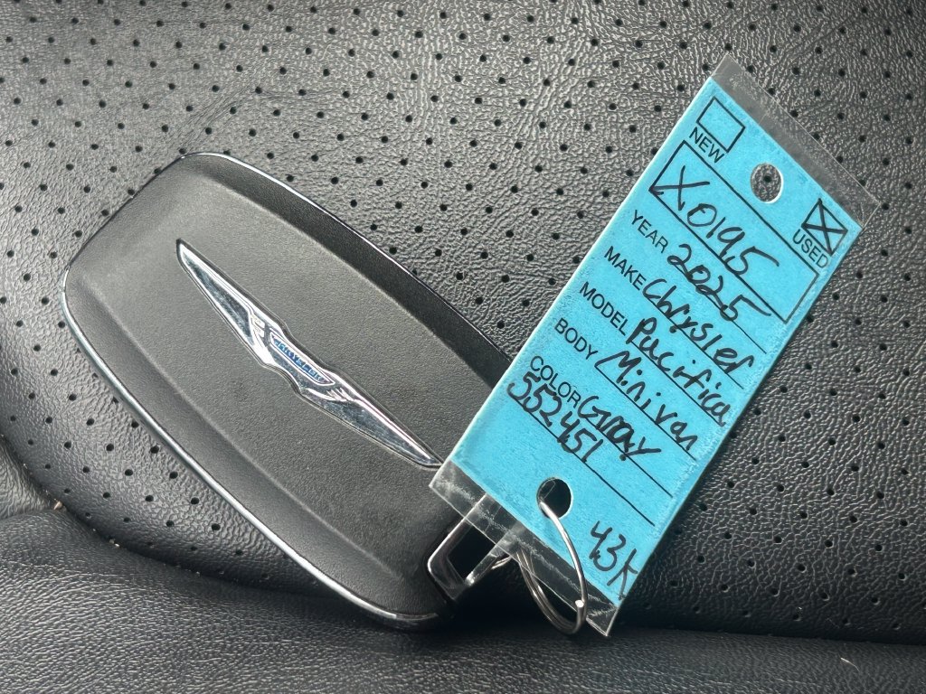 Used 2025 Chrysler Pacifica Select FWD image 40