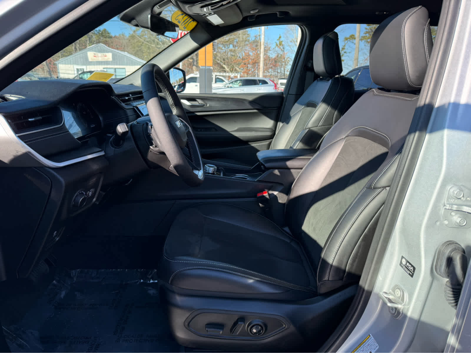 Used 2025 Jeep Grand Cherokee Altitude image 12