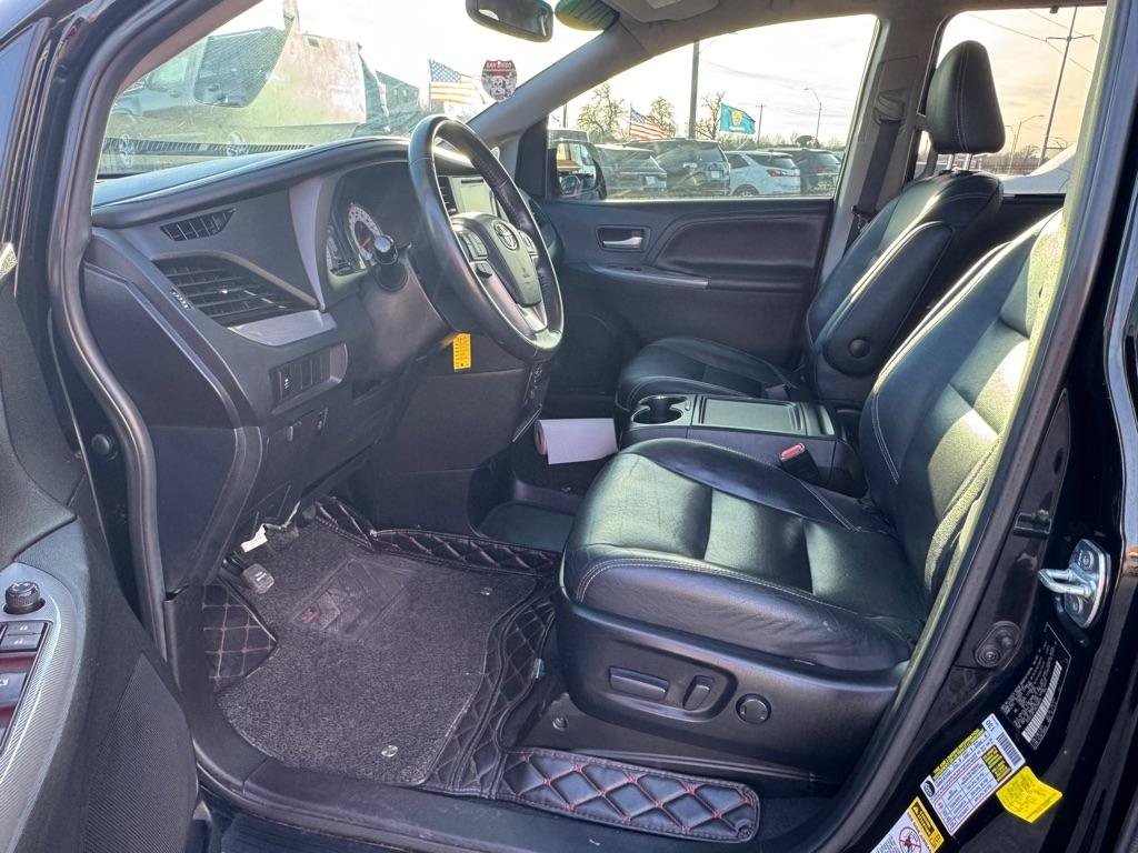 Used 2017 Toyota Sienna SE image 10