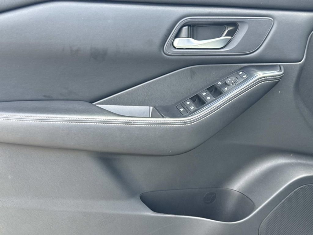 Certified 2024 Nissan Rogue SV FWD image 19