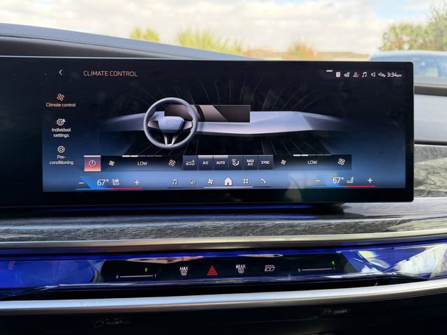 Certified 2024 BMW i7 xDrive60 w/ Premium Package image 21