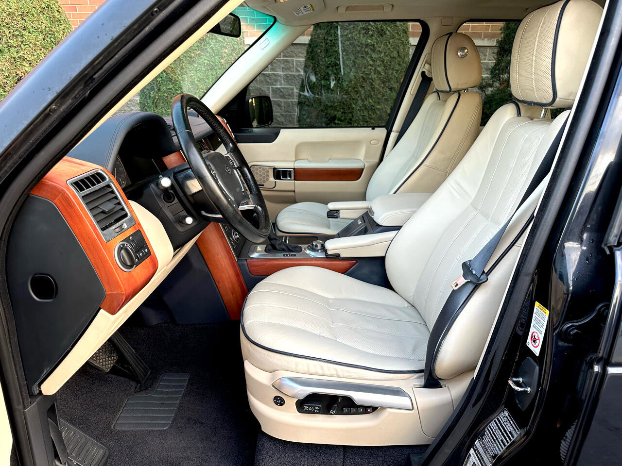 Used 2010 Land Rover Range Rover HSE LUX image 13