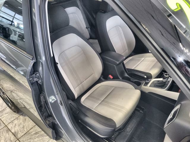 Used 2025 Hyundai Venue SEL image 25