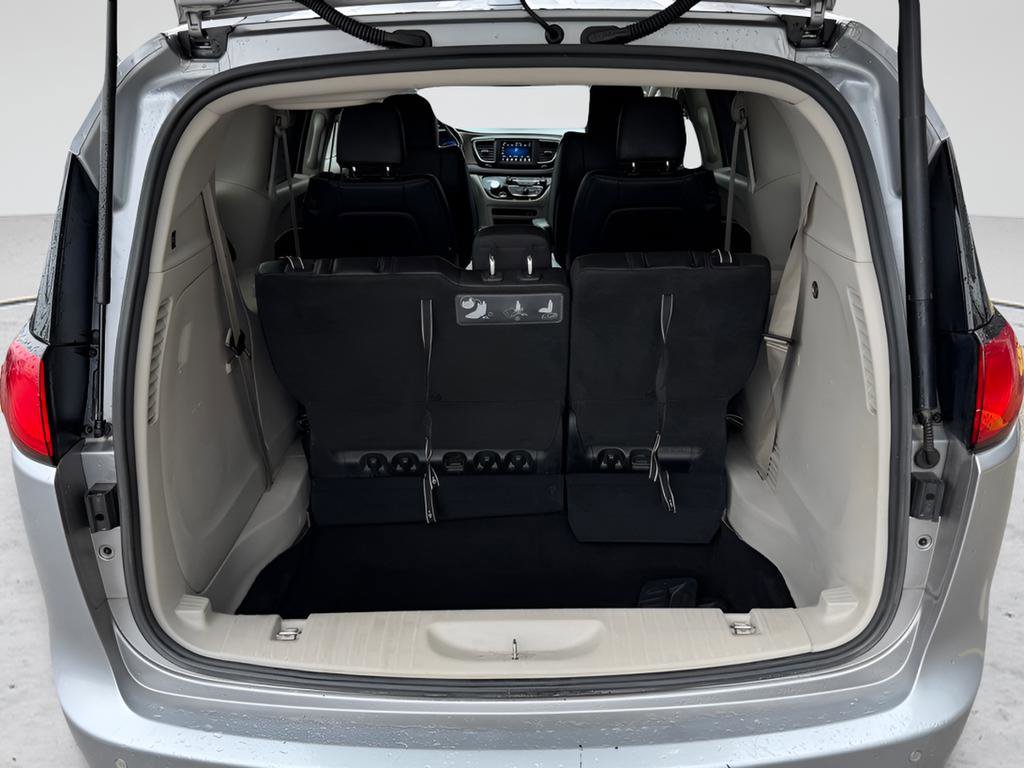 Used 2019 Chrysler Pacifica Touring-L FWD image 26