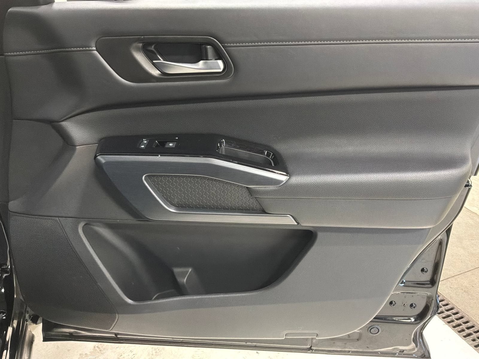 Used 2025 Nissan Pathfinder SL AWD/4WD image 23