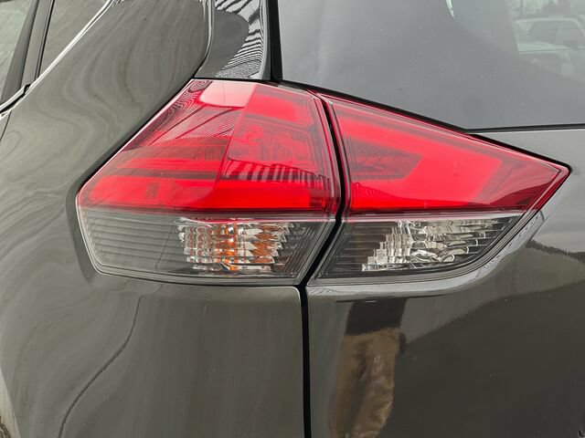 Used 2017 Nissan Rogue SV AWD/4WD image 33