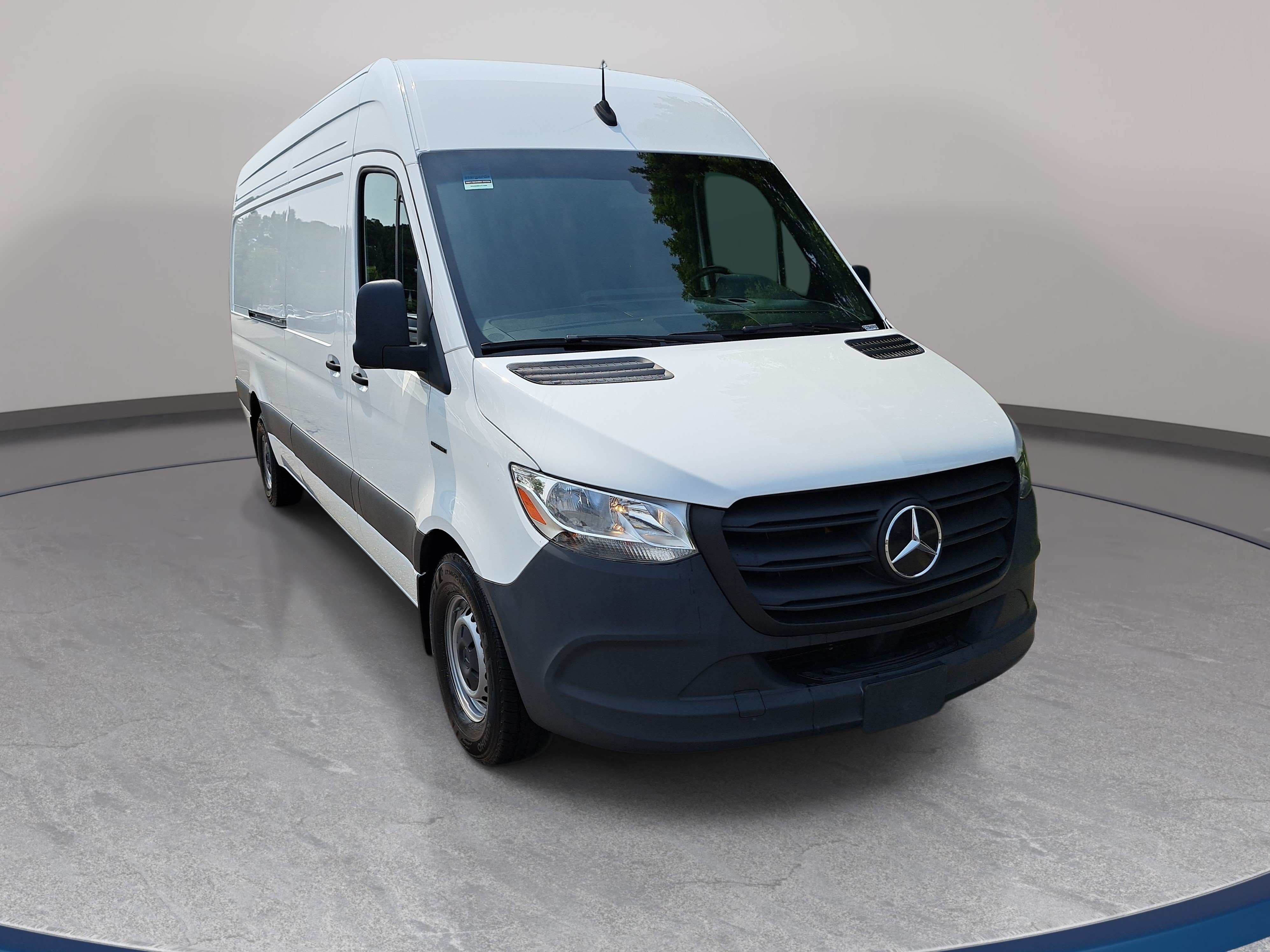 Used 2024 Mercedes-Benz eSprinter 170 Cargo image 4