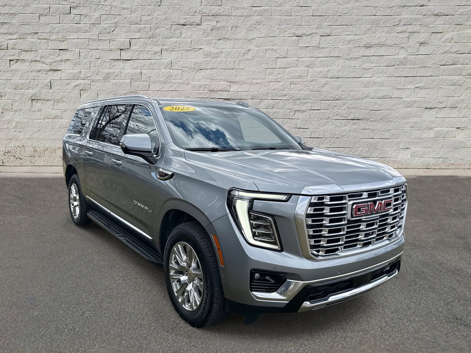 Used 2025 GMC Yukon XL Denali image 3