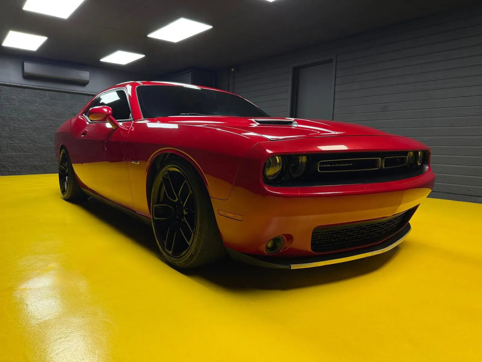 Used 2016 Dodge Challenger R/T RWD image 3