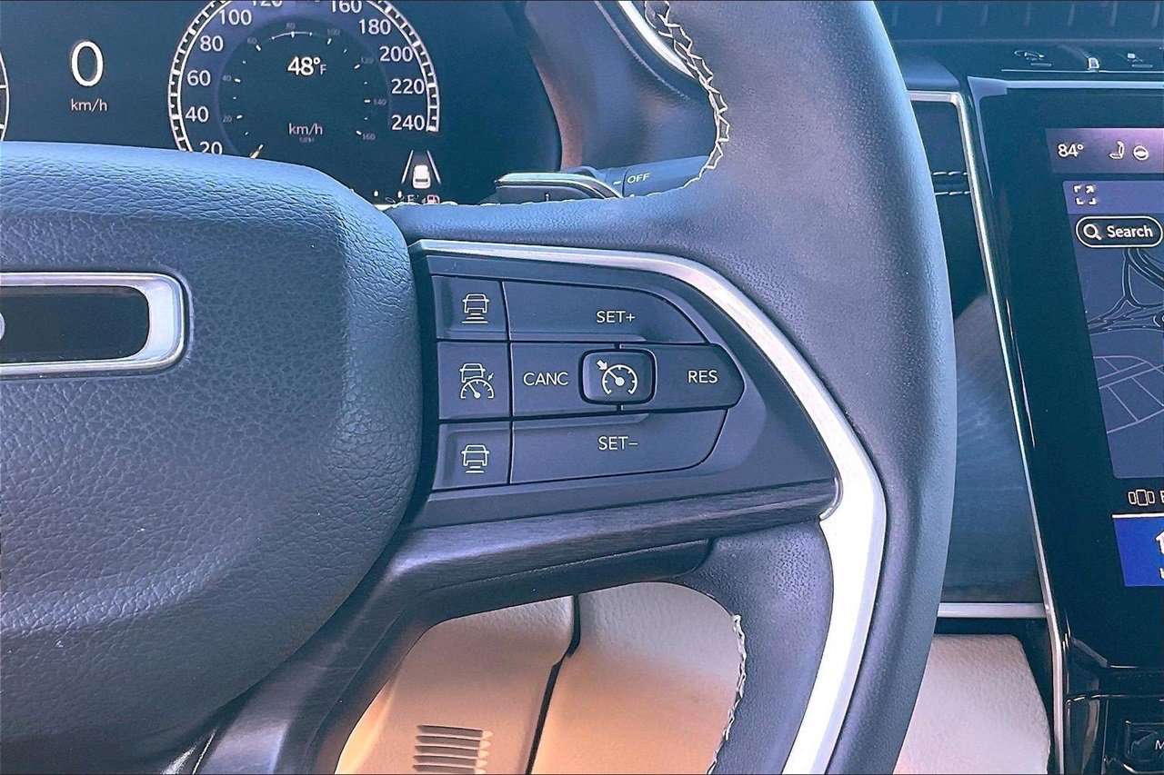 Used 2023 Jeep Grand Cherokee Limited w/ Black Appearance Package image 30