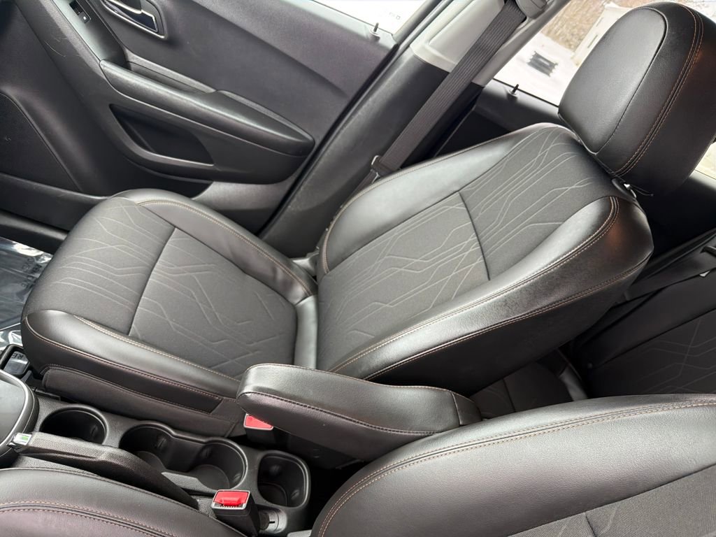 Used 2022 Chevrolet Trax LT w/ LT Convenience Package image 13