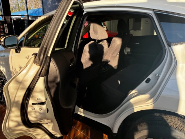 Used 2021 Toyota Venza LE w/ Carpet Mat Package (TMS) image 26