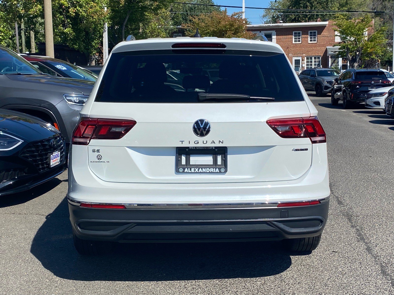 Certified 2023 Volkswagen Tiguan SE w/ Panoramic Sunroof Package AWD/4WD image 4