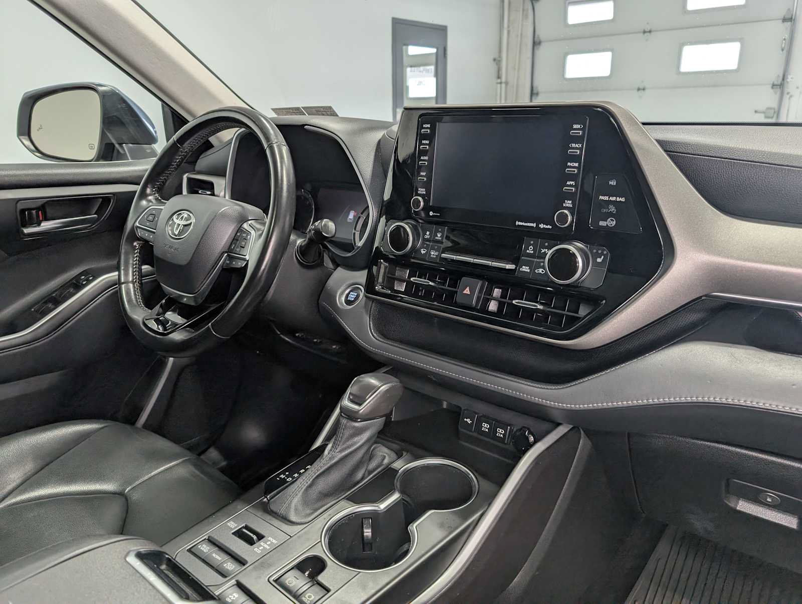 Used 2021 Toyota Highlander XLE AWD/4WD image 46
