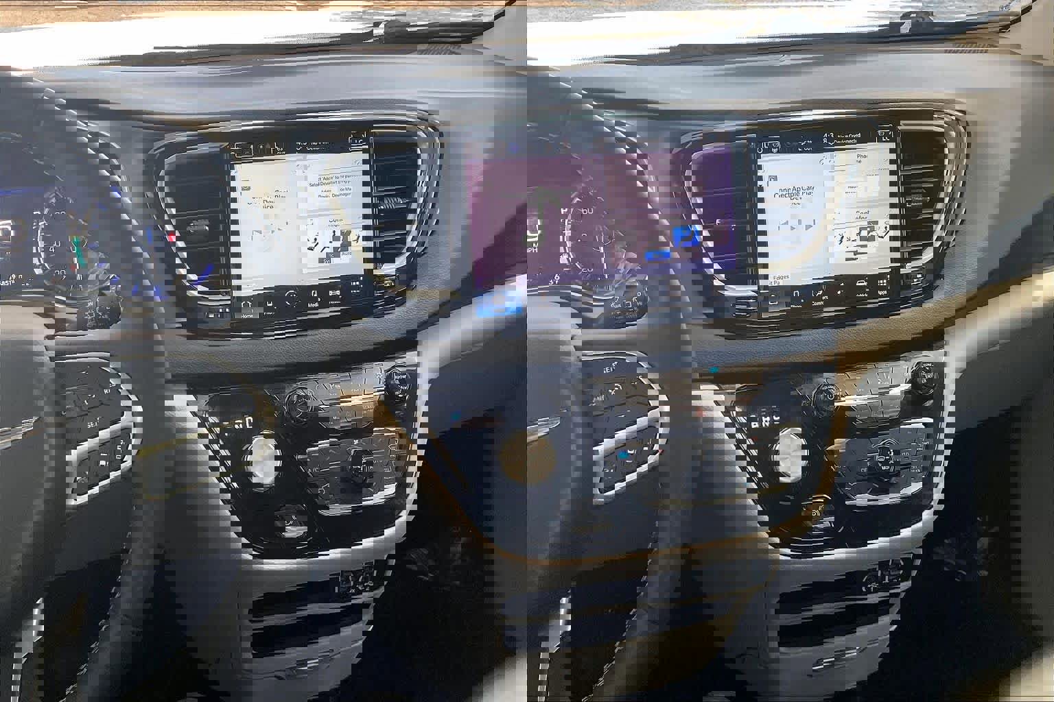 Used 2023 Chrysler Pacifica Touring-L image 7