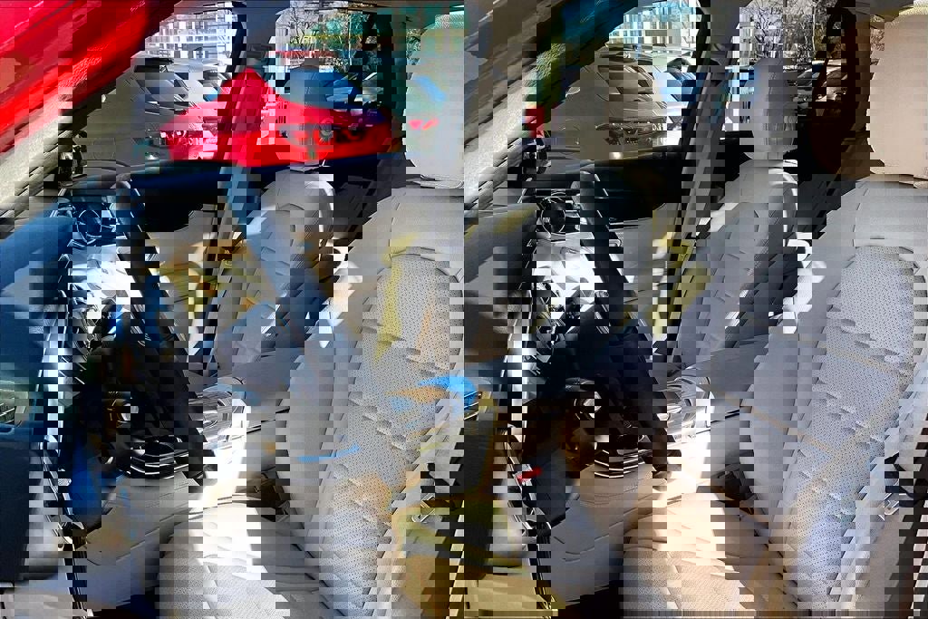 Used 2021 Mercedes-Benz GLC 300 4MATIC w/ Premium Package image 18