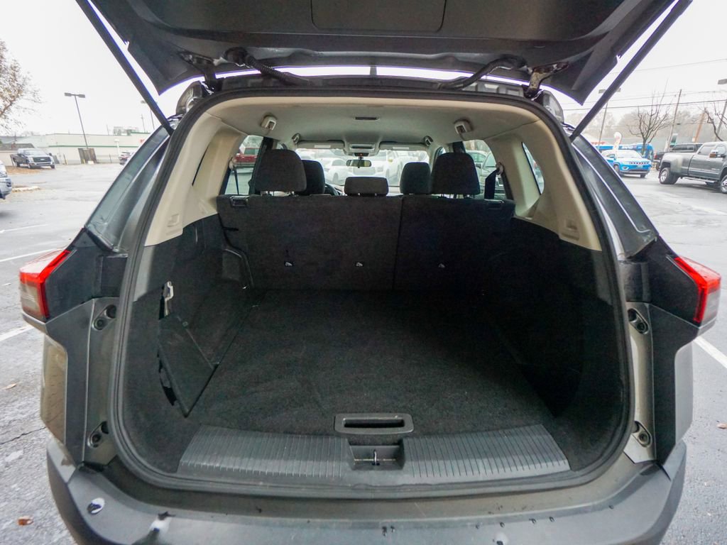 Used 2023 Nissan Rogue S image 28