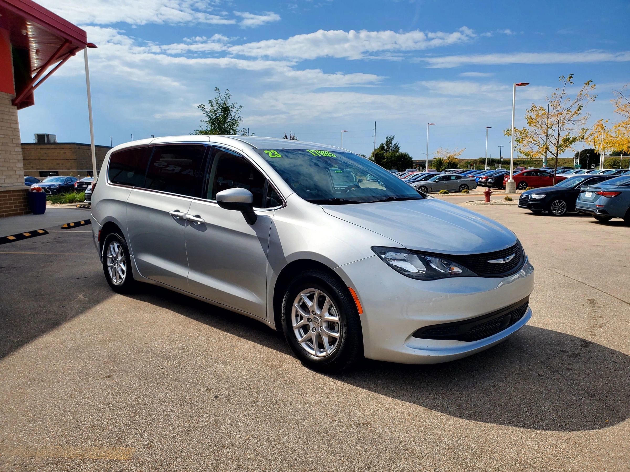 Used 2023 Chrysler Voyager LX image 3