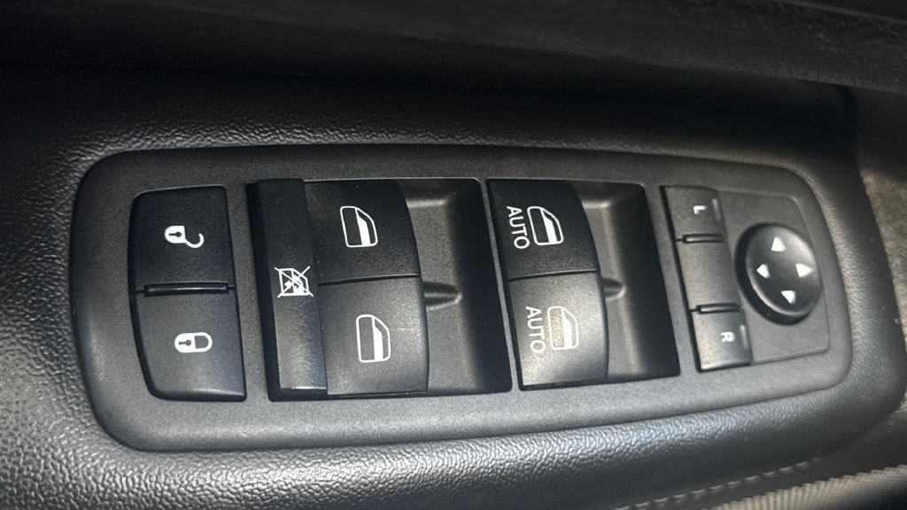 Used 2019 Jeep Grand Cherokee Altitude AWD/4WD image 37