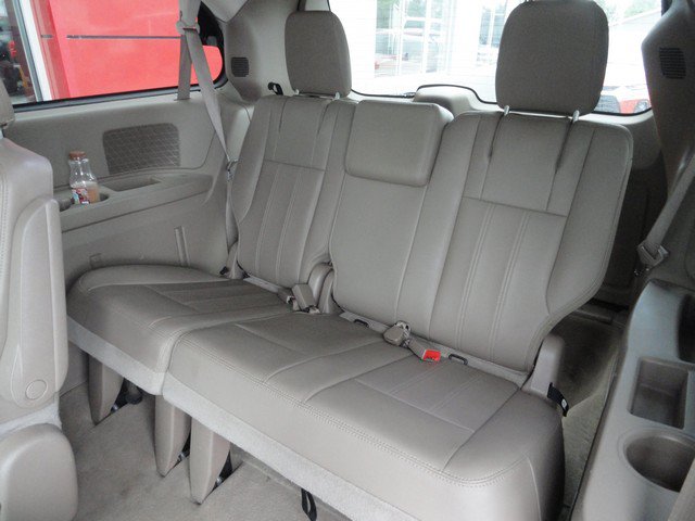 Used 2016 Chrysler Town & Country Touring FWD image 13