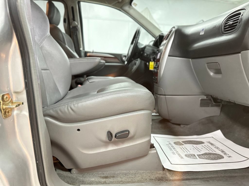 Used 2005 Chrysler Town & Country Limited FWD image 24