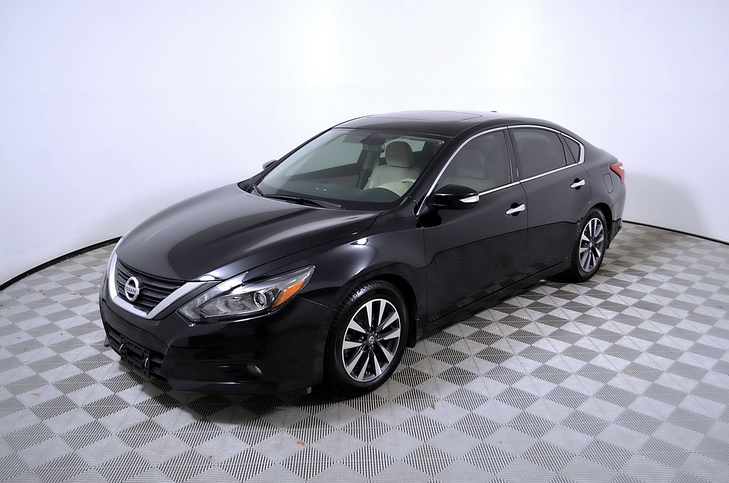 Used 2016 Nissan Altima 2.5 SL w/ 2.5 Technology w/LED Package FWD image 3