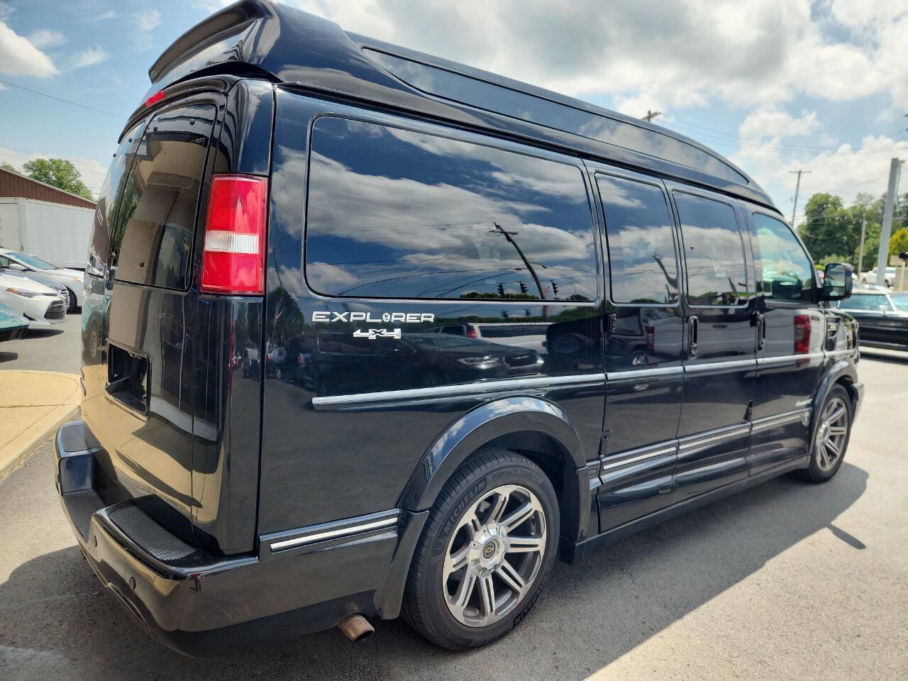 Used 2018 Chevrolet Express 2500 w/ Enhanced Convenience Package image 5