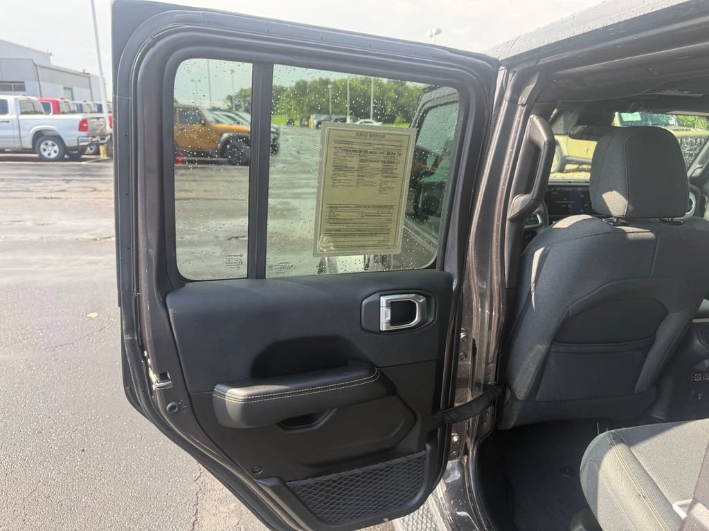 Used 2025 Jeep Wrangler Unlimited Sahara AWD/4WD image 35
