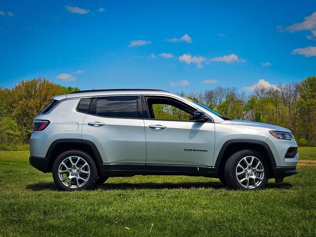 Used 2024 Jeep Compass Latitude AWD/4WD image 2