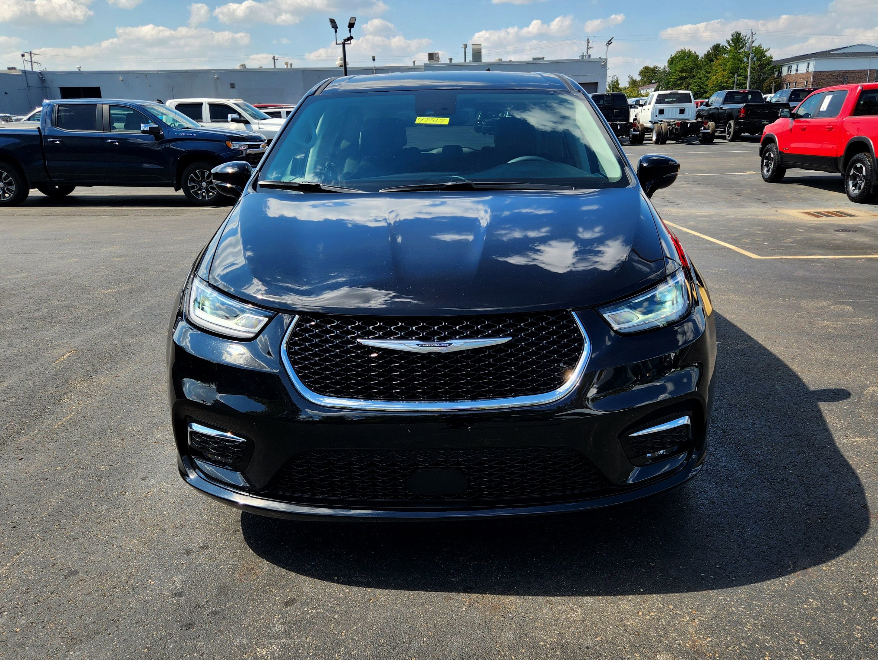 Used 2024 Chrysler Pacifica Touring-L image 2