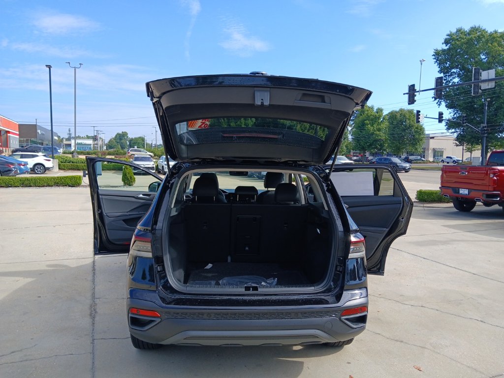 New 2027 Volkswagen Taos SE FWD image 23