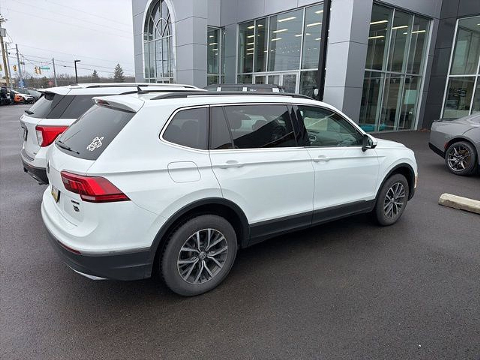 Used 2020 Volkswagen Tiguan SE w/ Panoramic Sunroof Package image 4