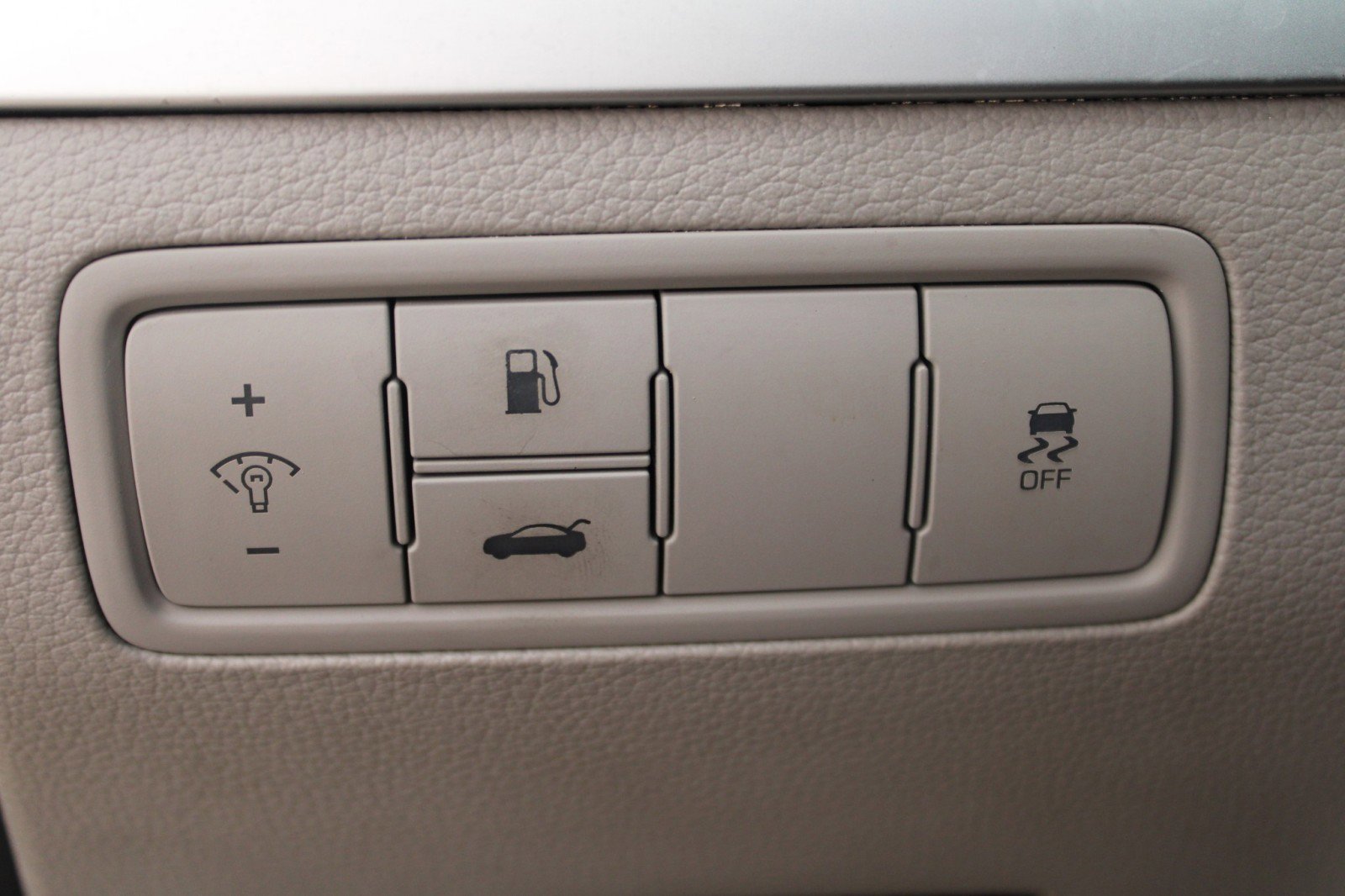 Used 2015 Hyundai Genesis 3.8 image 26