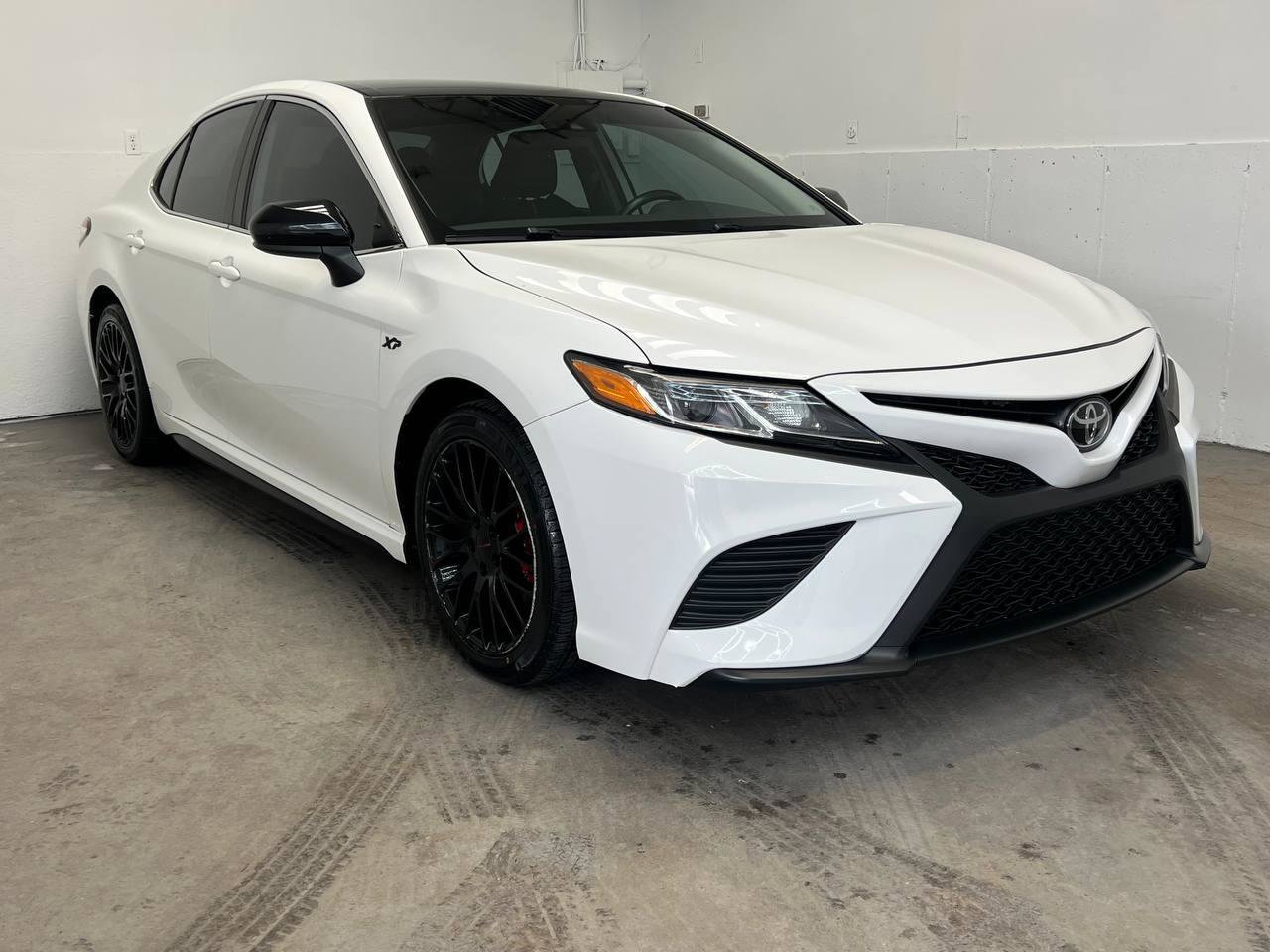 Used 2018 Toyota Camry XSE image 3