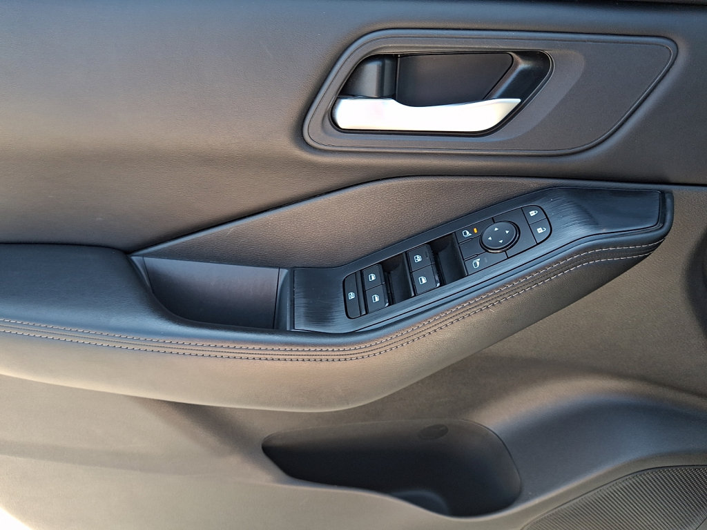 Used 2024 Nissan Rogue SV FWD image 23