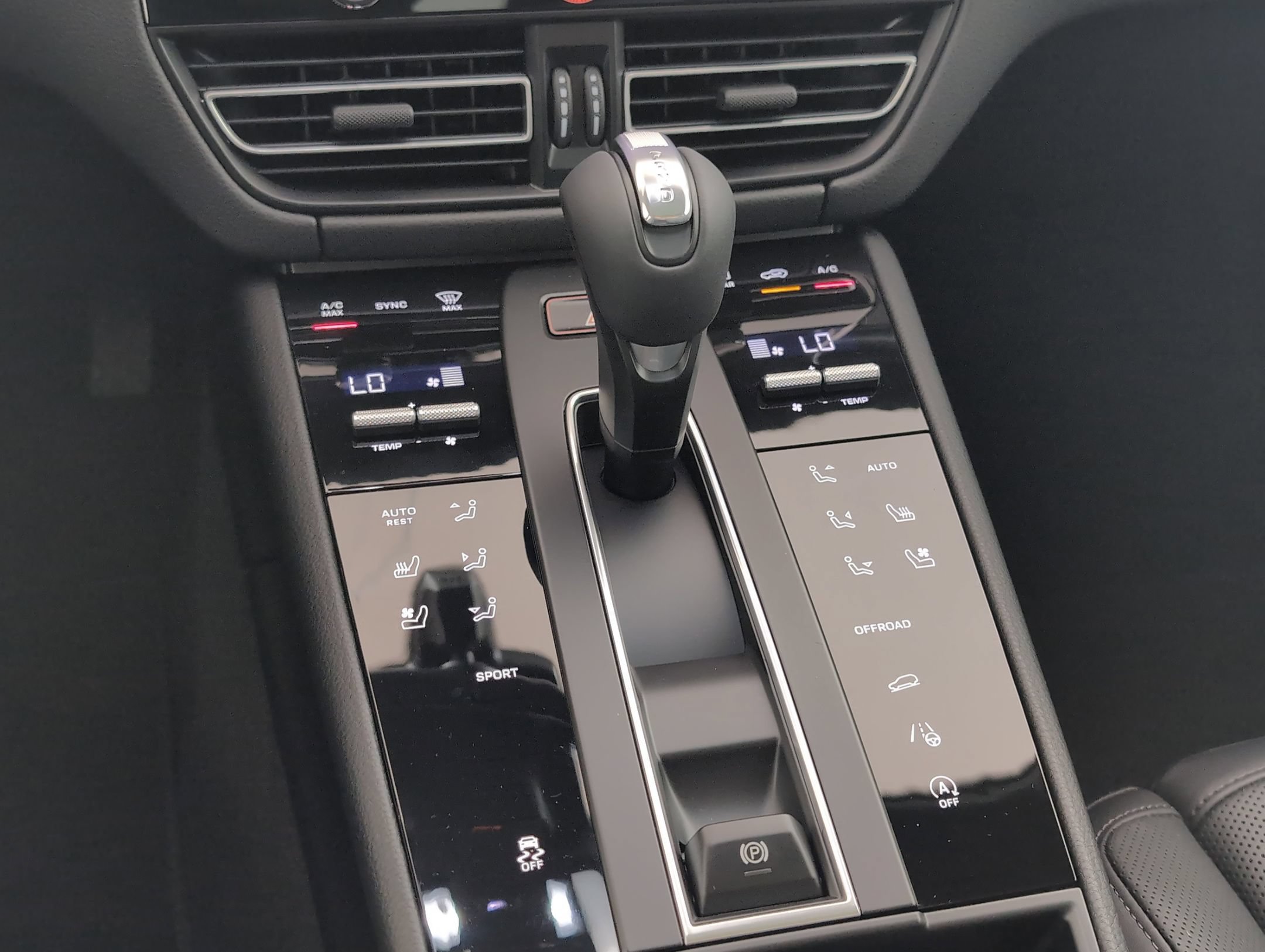 Certified 2025 Porsche Macan AWD/4WD image 26