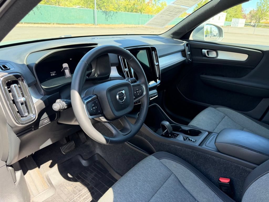 Used 2025 Volvo XC40 B5 Core AWD/4WD image 16