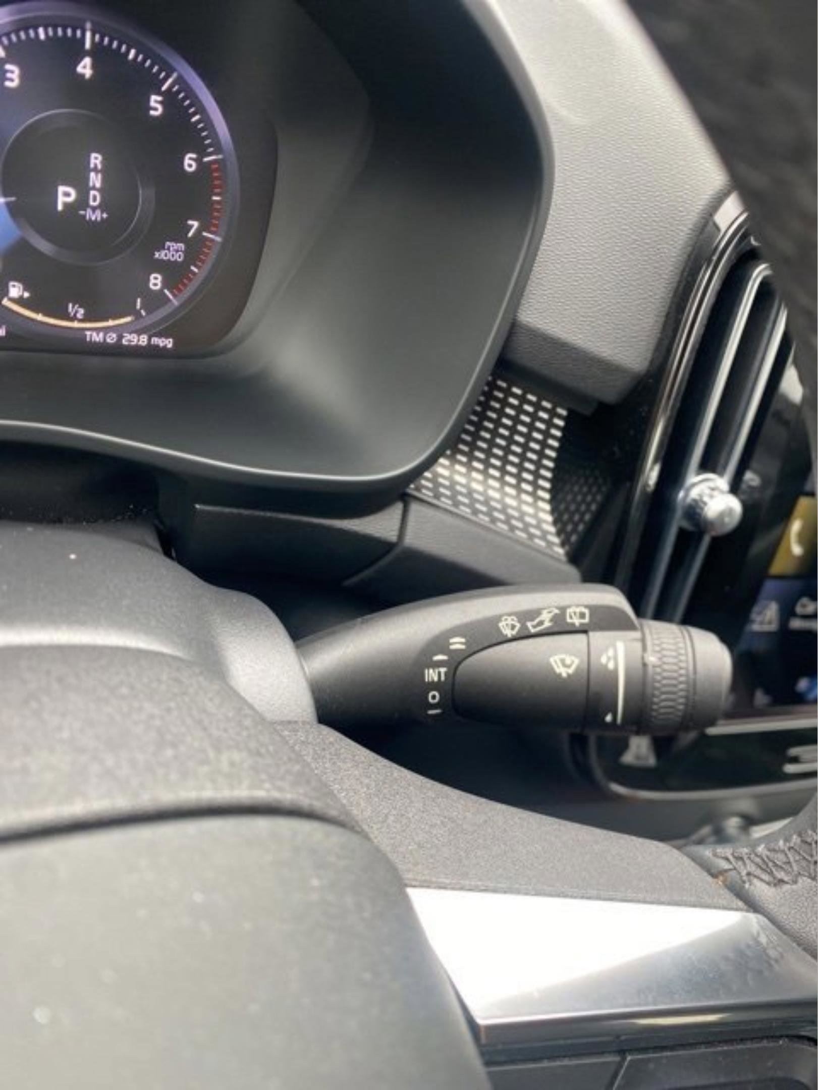 Used 2022 Volvo XC40 T4 R-Design w/ Climate Package image 21