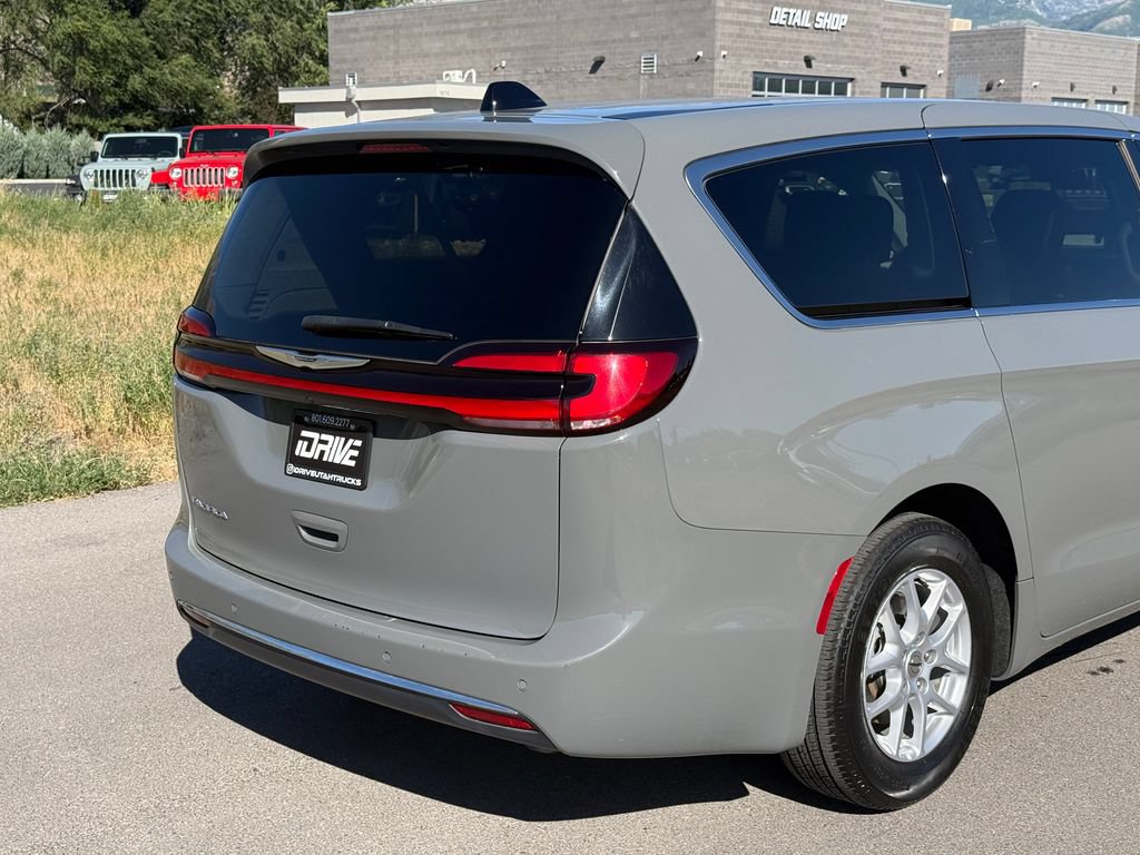 Used 2023 Chrysler Pacifica Touring-L FWD image 10